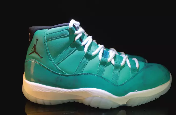 Air Jordan 11 Esmeralda စိတ်ကြိုက်