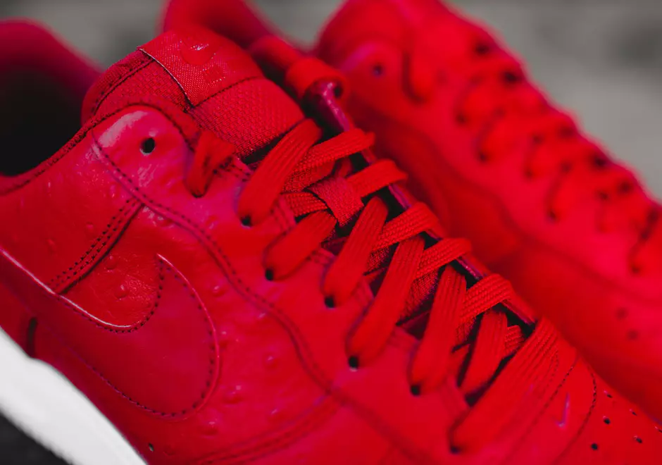 Nike Air Force 1 strauss melns