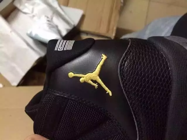 Schwarzes Air Jordan 11-Muster in Schlangenhaut