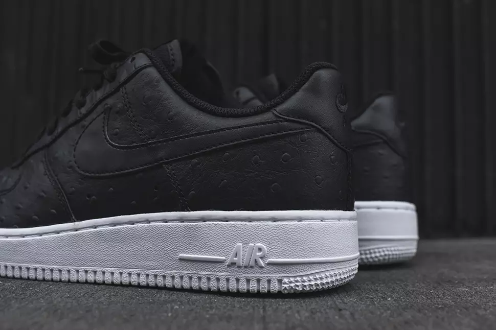 Nike Air Force 1 07 LV8 чорний страус