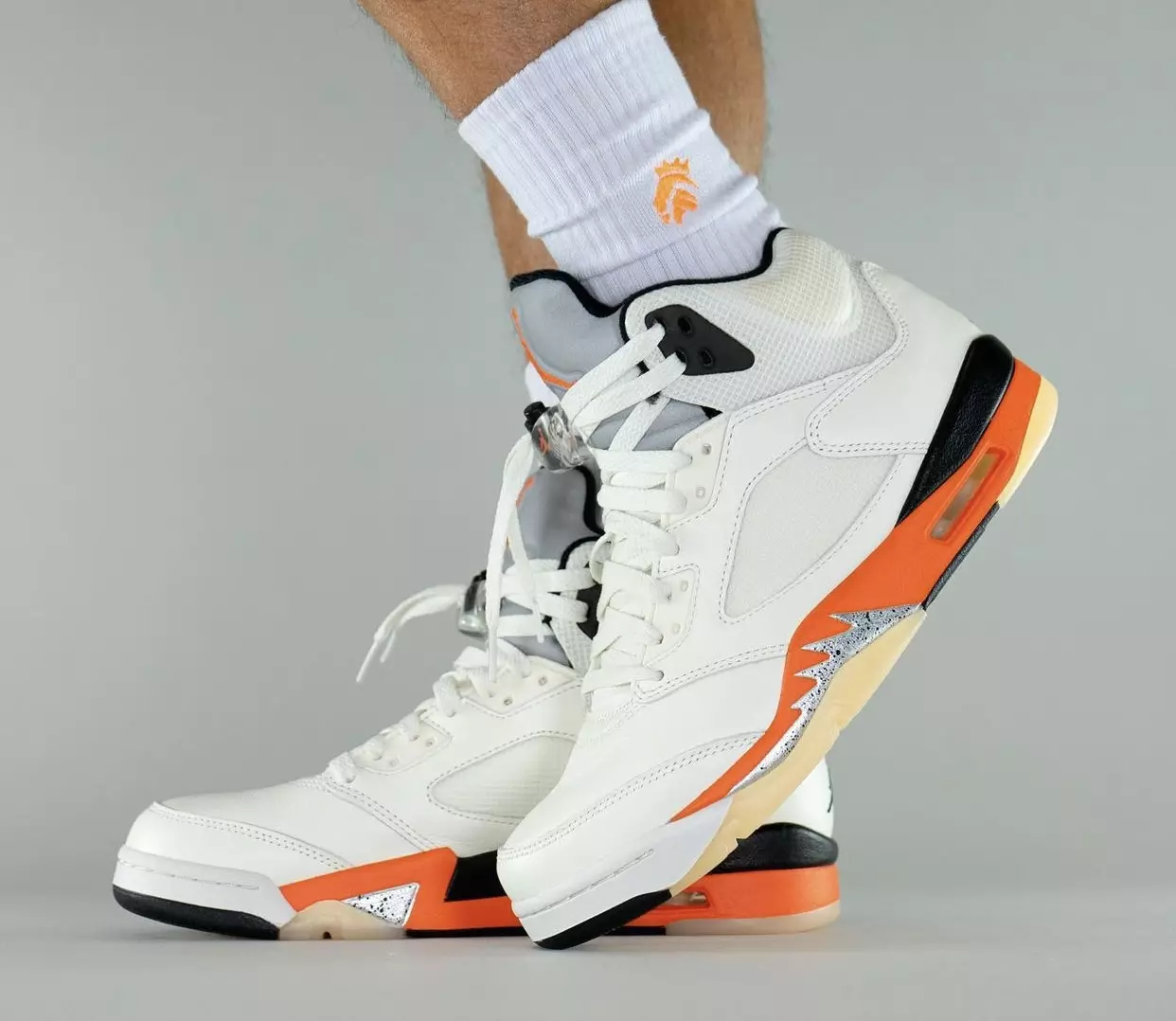 Air Jordan 5 összetört hátlap Orange Blaze DC1060-100 Megjelenés dátuma a lábakon