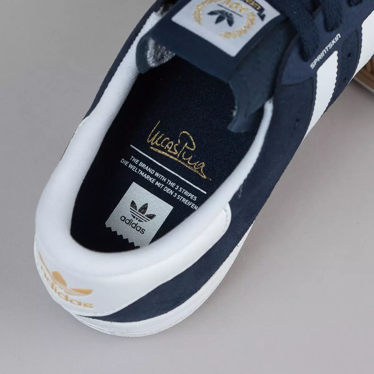 Цветовая гамма adidas Lucas Puig ADV Navy — это последний выпуск adidas Skateboarding, получивший общий выпуск профессионального фигуриста Лукаса Пьюга.