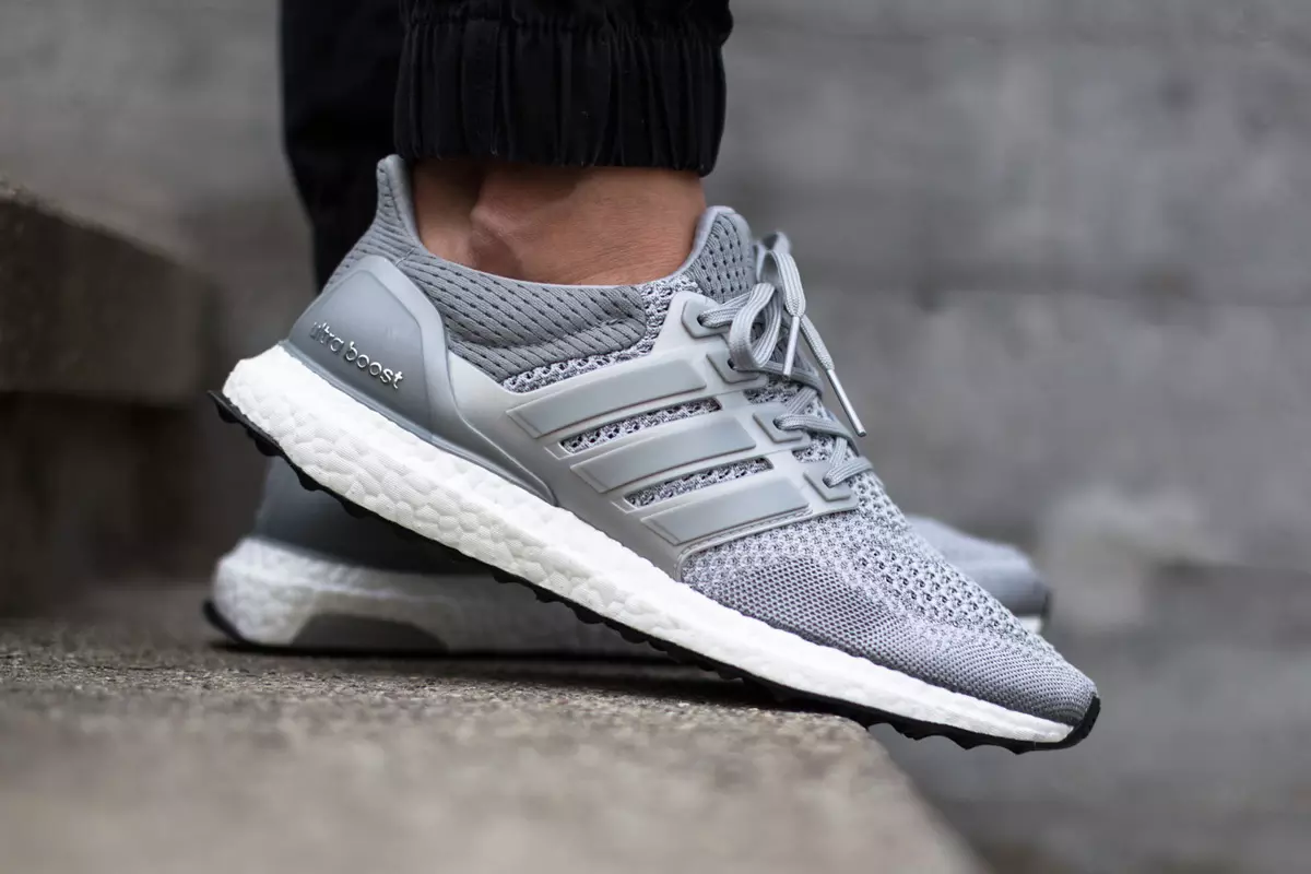 adidas Ultra Boost의 발 사진