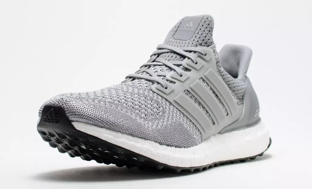 Stříbrná metalíza adidas Ultra Boost