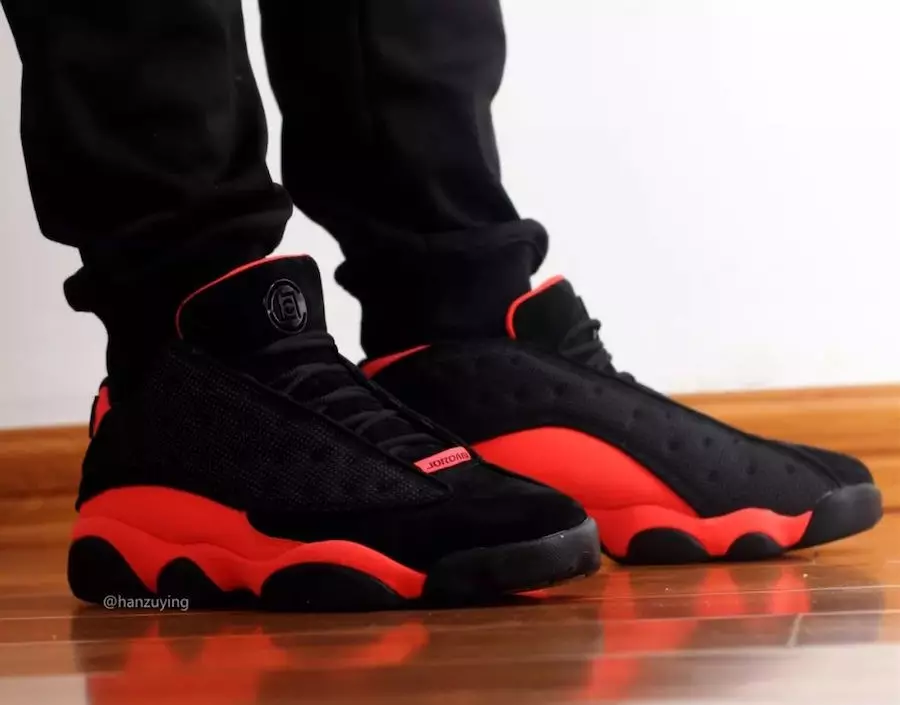 Clot Air Jordan 13 Lav svart infrarød på føttene