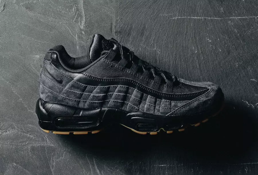 Nike Air Max 95 SE kommer i svart och antracit med gummisulor