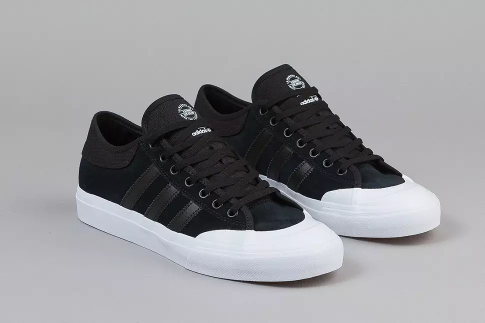 adidas Skateboarding Matchcourt Low „Czarny/Biały”