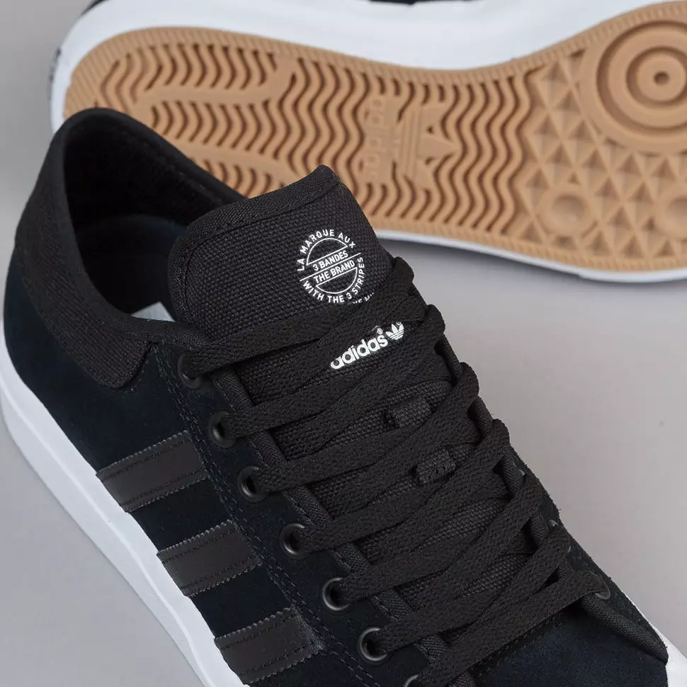 adidas Skateboarding Matchcourt E ulët e zezë e bardhë