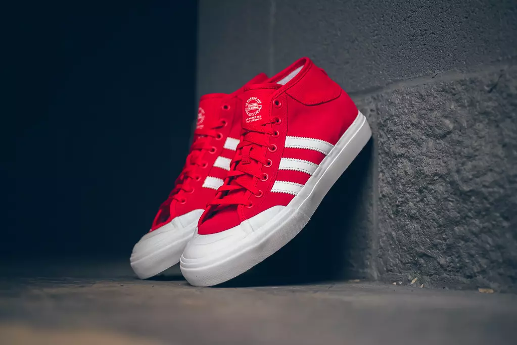 adidas Skateboarding Matchcourt Mid Rojo escarlata