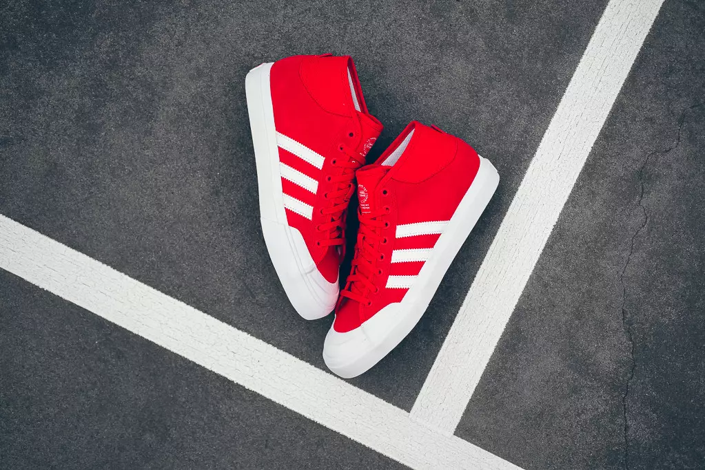 adidas Skateboarding Matchcourt Mid Rojo escarlata