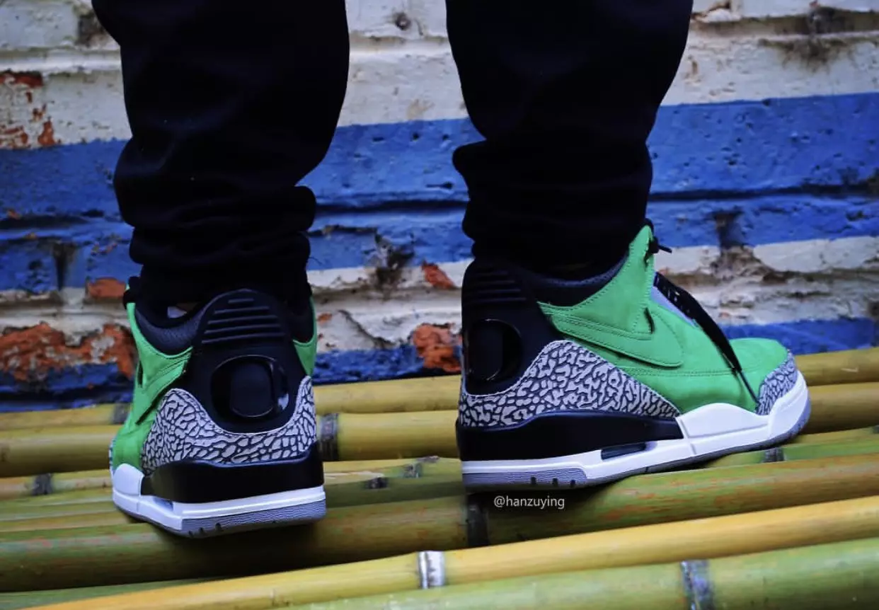 Air Jordan 3 Tinker Oregon Ducks på føttene