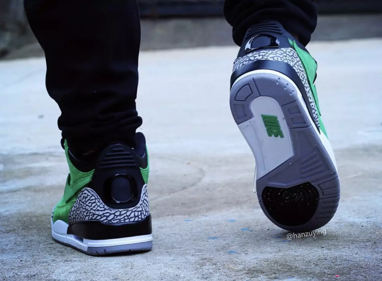 Air Jordan 3 Tinker Oregon Ducks på fødderne