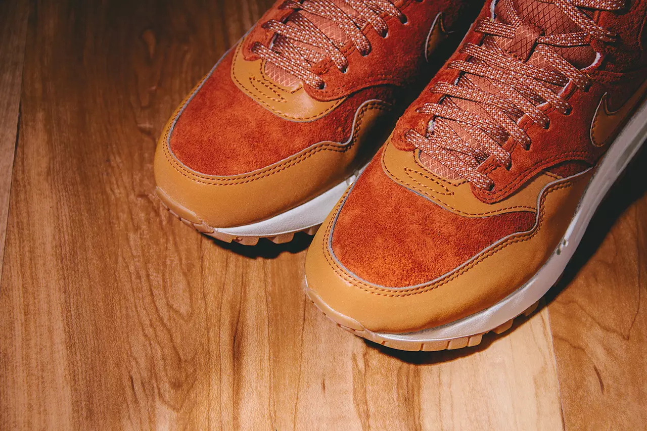 Tênis médio Nike WMNS Air Max 1 marrom caramelo