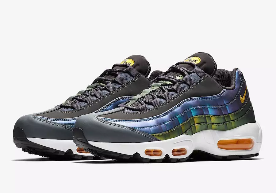 Perleťové boční panely přidané k Nike Air Max 95