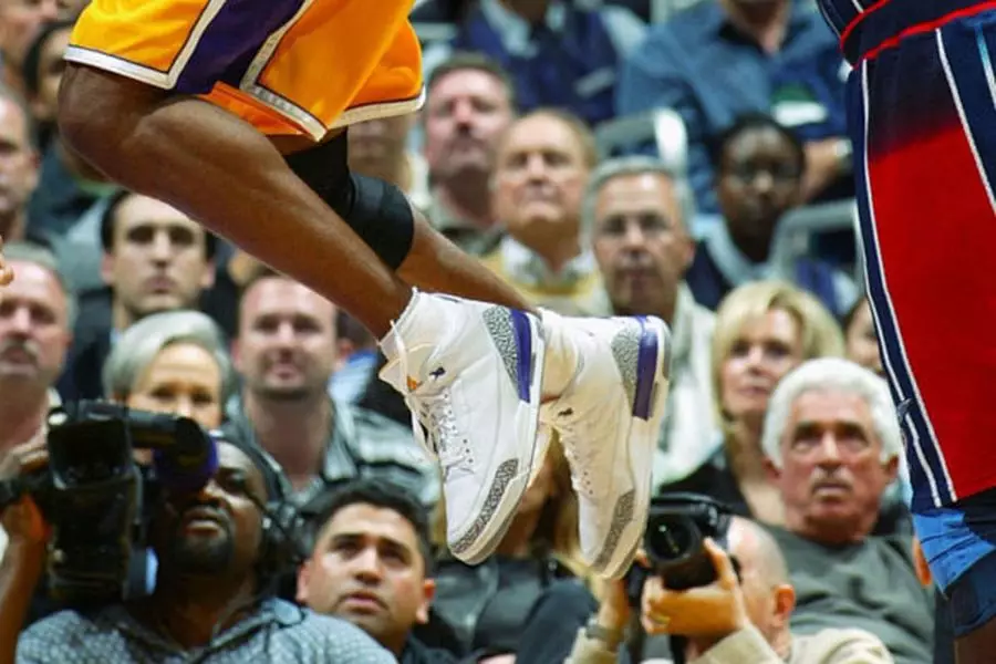 Kobe Bryant's Air Jordan 3 PE sýnishorn seld fyrir yfir $30.000 USD