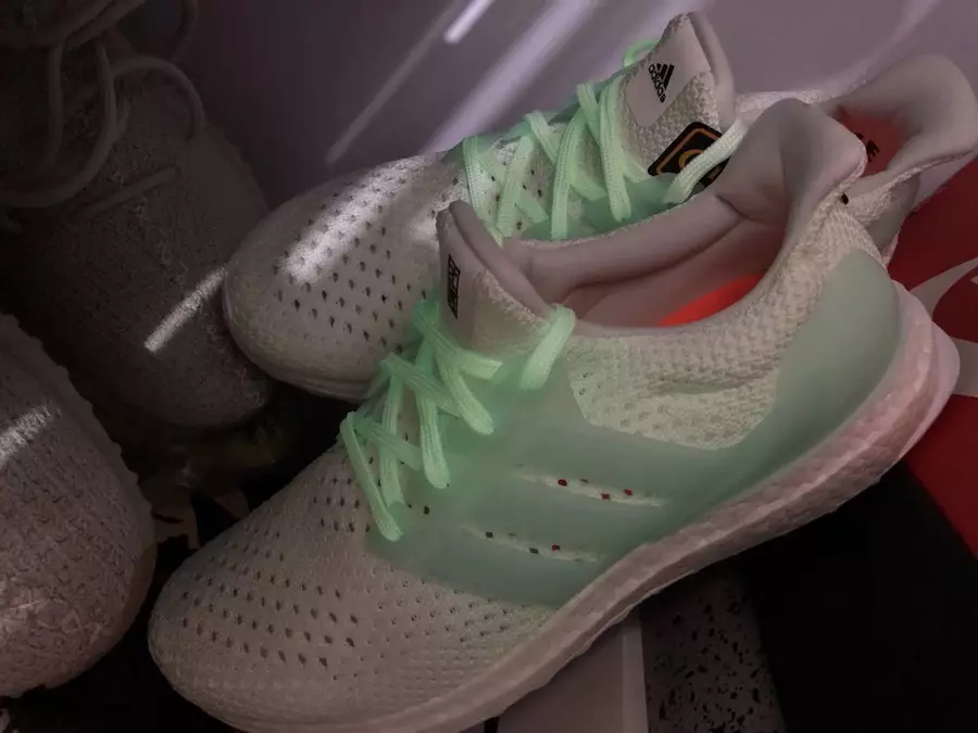 En aneren adidas Ultra Boost mat Glow in the Dark Detailing