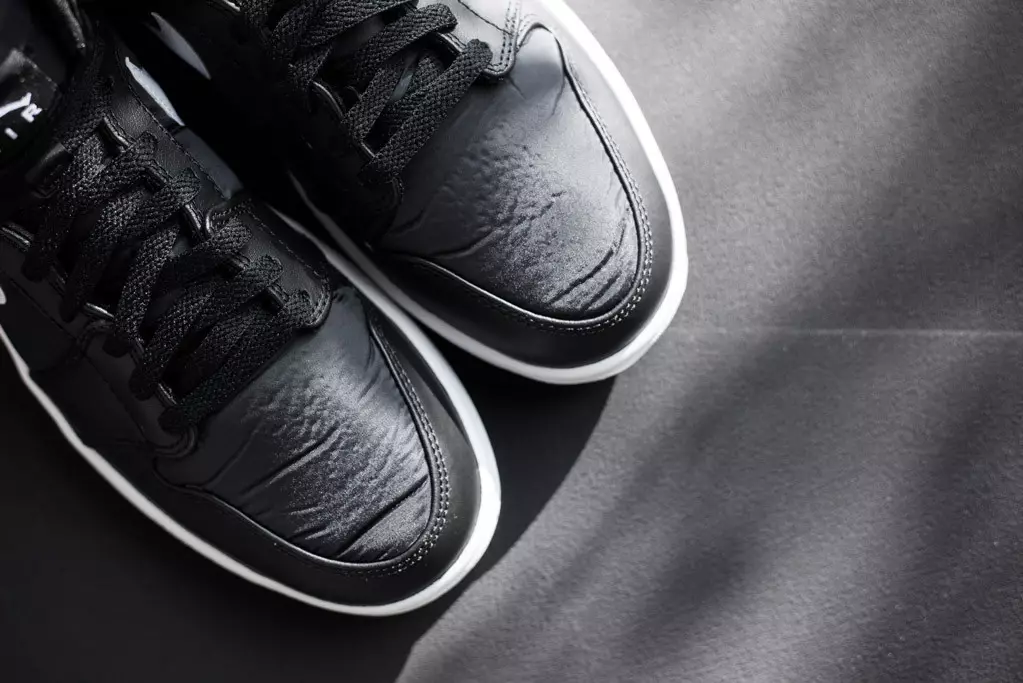 Air Jordan 1 Tali Tinggi Hitam Putih