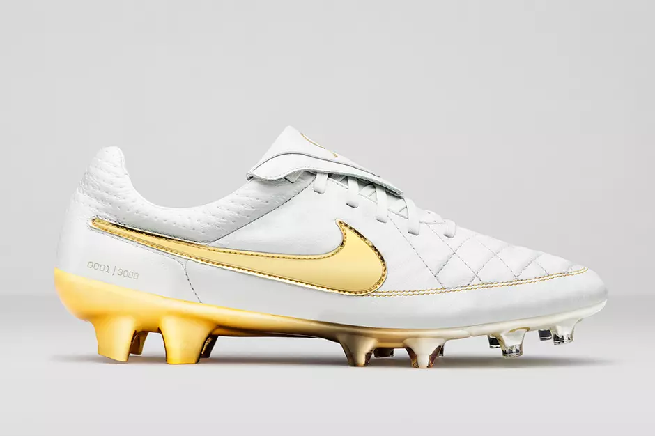 Nike Tiempo Legenda Sentuhan Emas