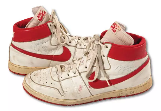 Michael Jordan's gesigneerde Rookie Nike Air Ship verkocht voor $ 71K