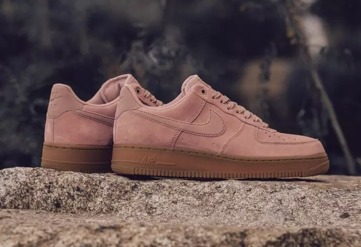 Розовые замшевые кроссовки Nike Air Force 1 AA1117-600