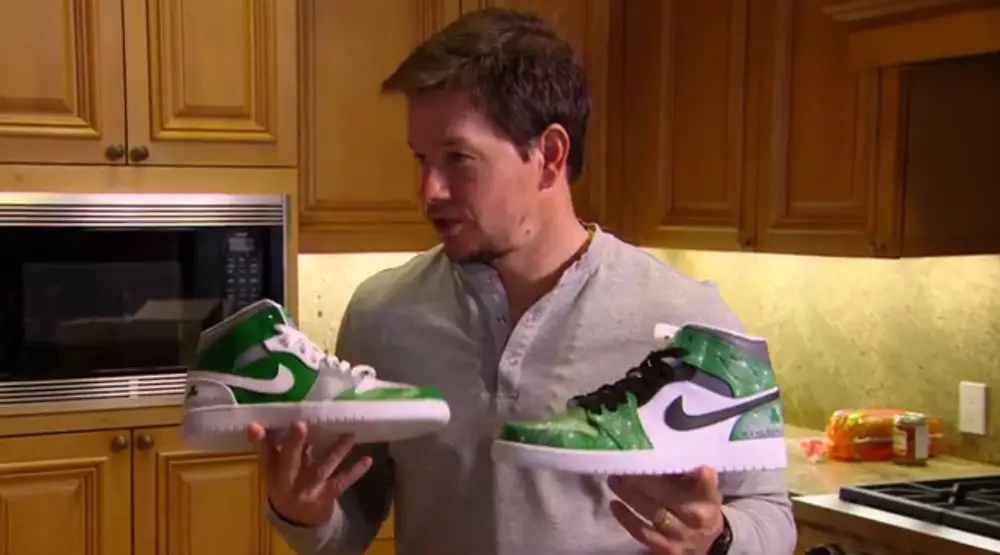 Mark Wahlberg Menerima Wahlburgers Air Jordans miliknya sendiri