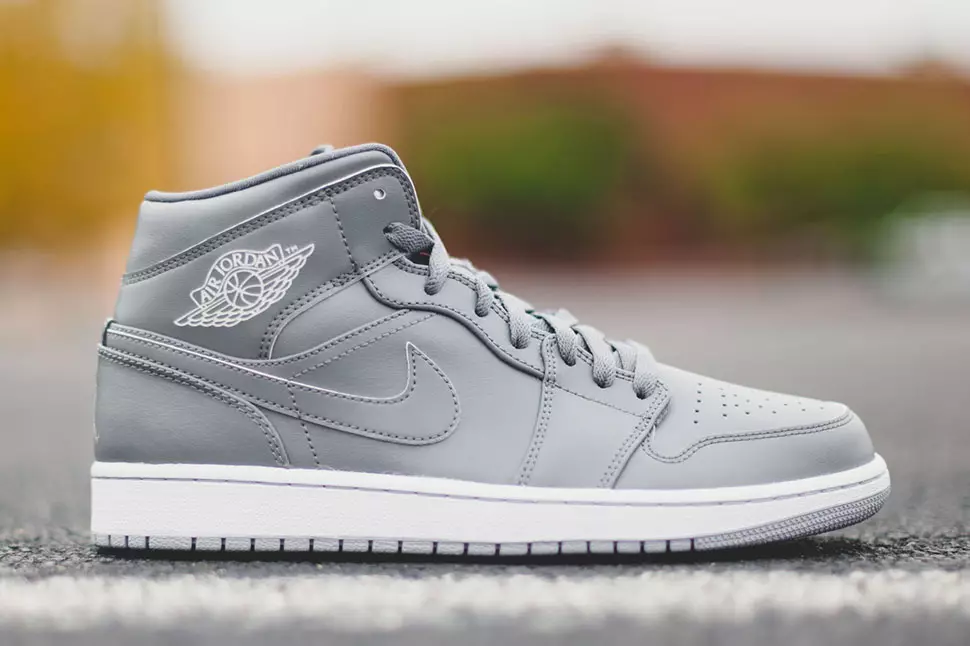 Air Jordan 1 Mëtt Triple Grey