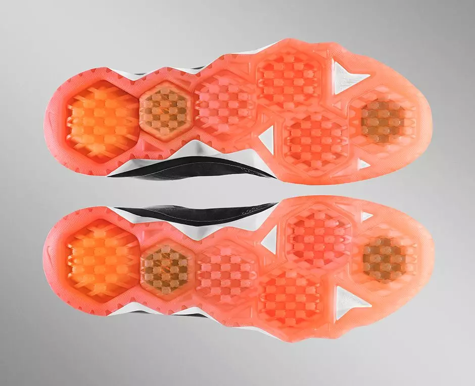 Nike CJ3 Flyweave Trainer Georgia Peach подчеркивает корни Кэлвина Джонсона-младшего в Атланте, придавая его последним кроссовкам Nike CJ3 полный цвет Georgia Peach.