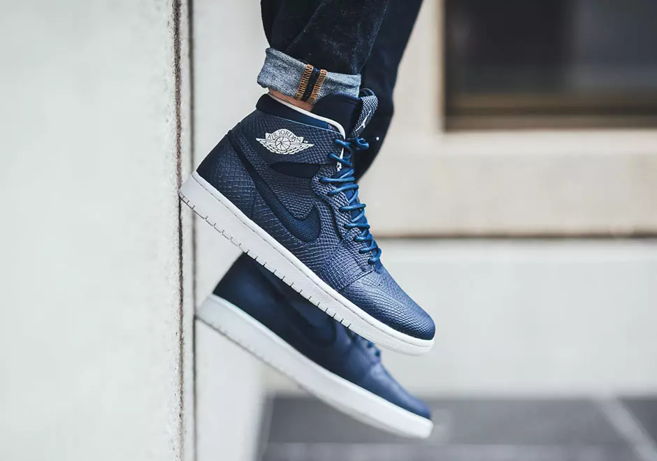 Air Jordan 1 High Nouveau Navy auf Füßen