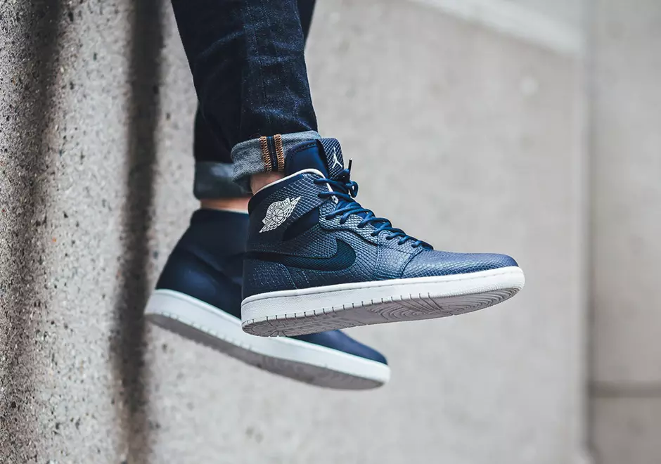 Air Jordan 1 High Nouveau Navy ფეხზე