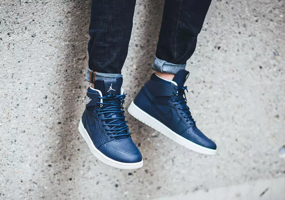 Air Jordan 1 High Nouveau Navy On Feet