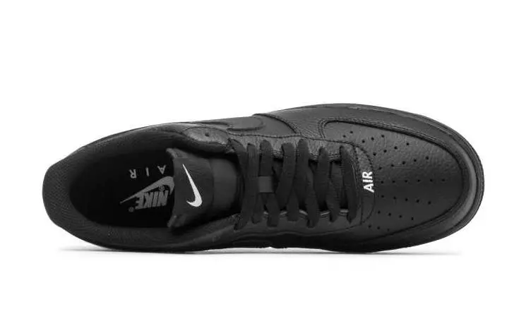 Emblema din piele Nike Air Force 1 '07 se lansează în negru 66380_4