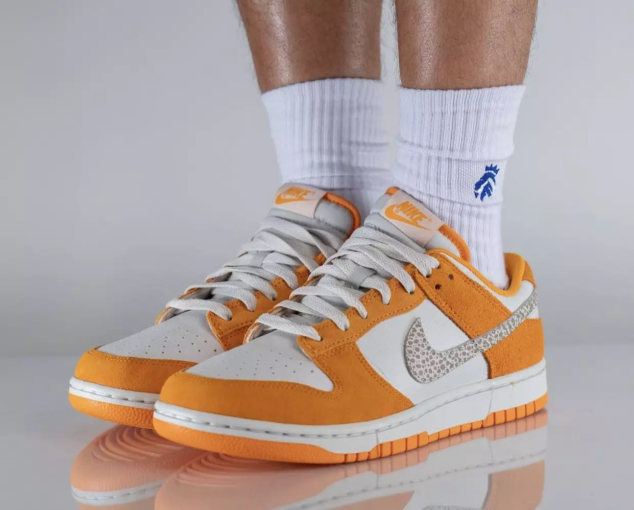 Nike Dunk Low Safari Swoosh DR0156-800 Releasedatum på fötterna