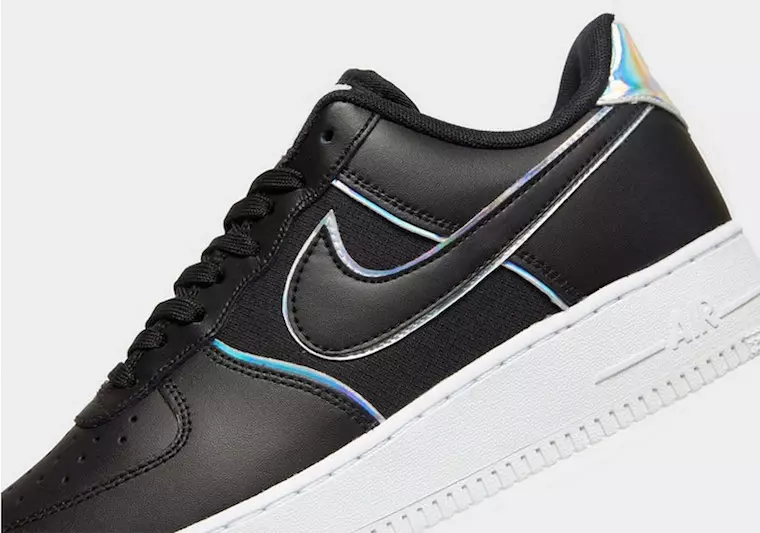 O Nike Air Force 1 Low vem com detalhes iridescentes