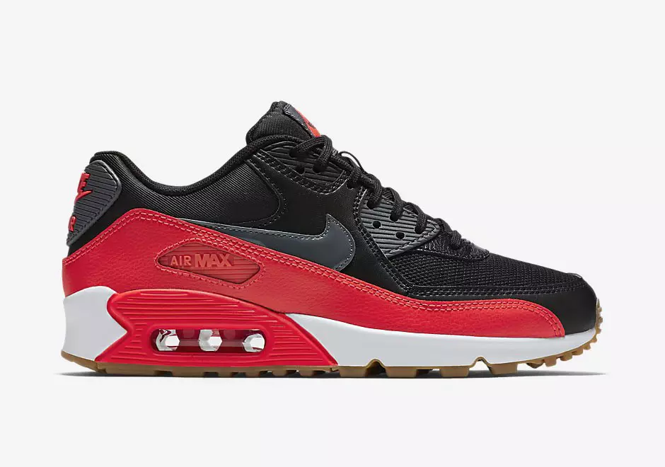 Nike Air Max 90, joka on pukeutunut Crimson Accents & Gum -pohjallisiin