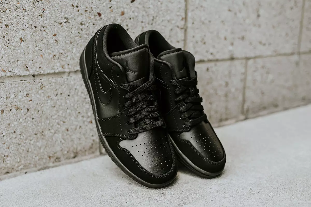 Blackout Air Jordan 1 төмен