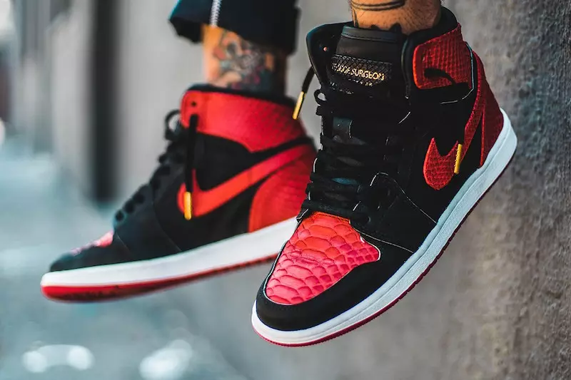 De schoenchirurg Banned Air Jordan 1 Red Python