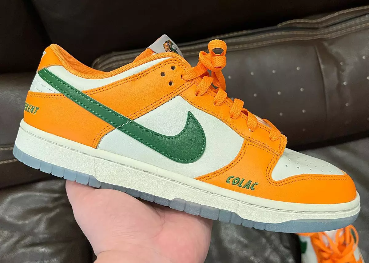 In de hand kijken naar de Nike Dunk Low "Florida A&M"