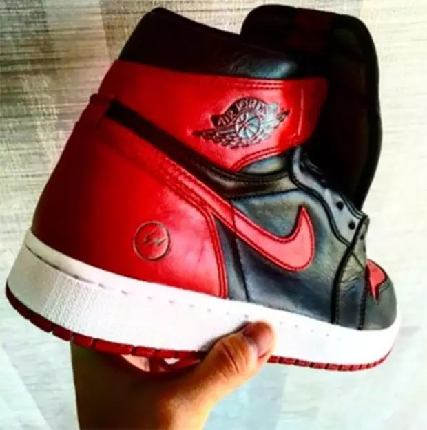 Reka Bentuk Serpihan x Air Jordan 1 Bred