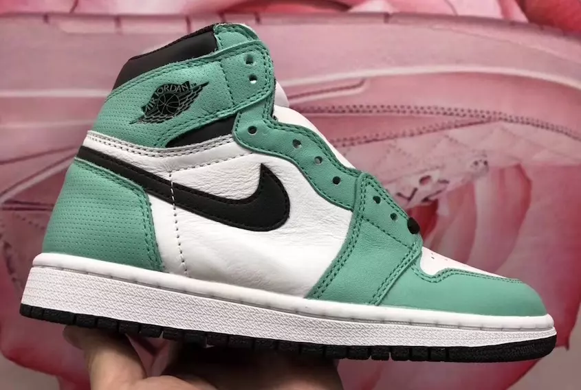 Nieuwe mismatch geperforeerde Air Jordan 1 High OG onderweg