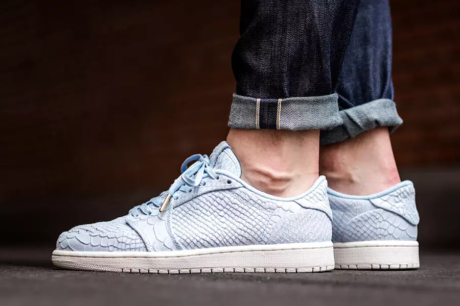 Air Jordan 1 Low Swooshless Колер: Ice Blue/Ice Blue-Sail Код стылю: 872782-441 Дата выпуску: 7 чэрвеня 2017 г.