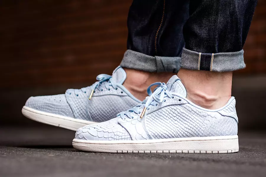 Air Jordan 1 Low Swooshless Колер: Ice Blue/Ice Blue-Sail Код стылю: 872782-441 Дата выпуску: 7 чэрвеня 2017 г.