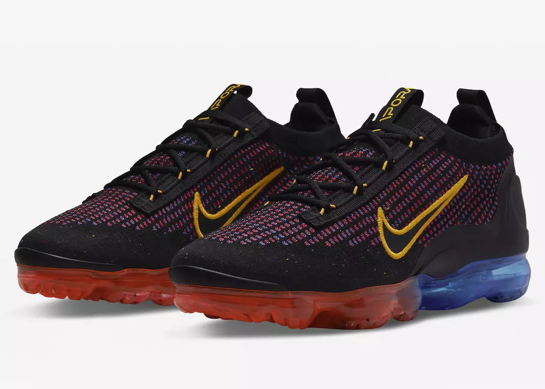 Nike Air VaporMax 2021 ar sarkanām un zilām zolēm