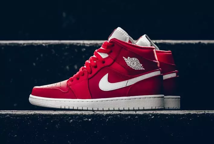 O Air Jordan 1 Mid chega em Gym Red e White