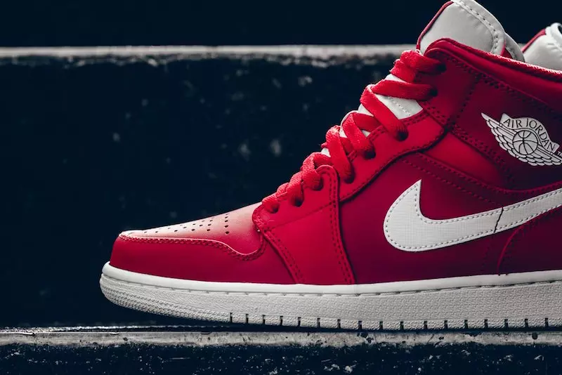 Air Jordan 1 Mid прыбывае ў Gym Red і White 67399_4