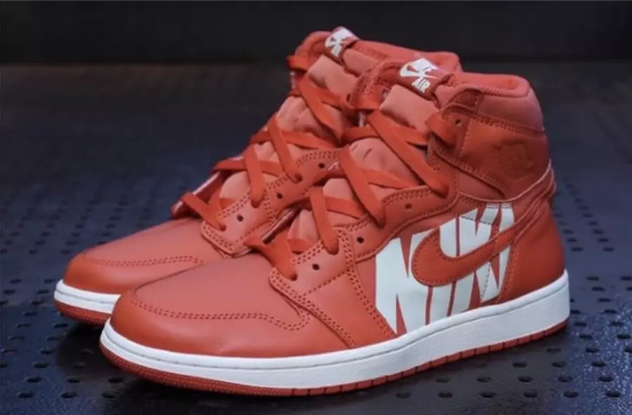 Swoosh arancione di Air Jordan 1