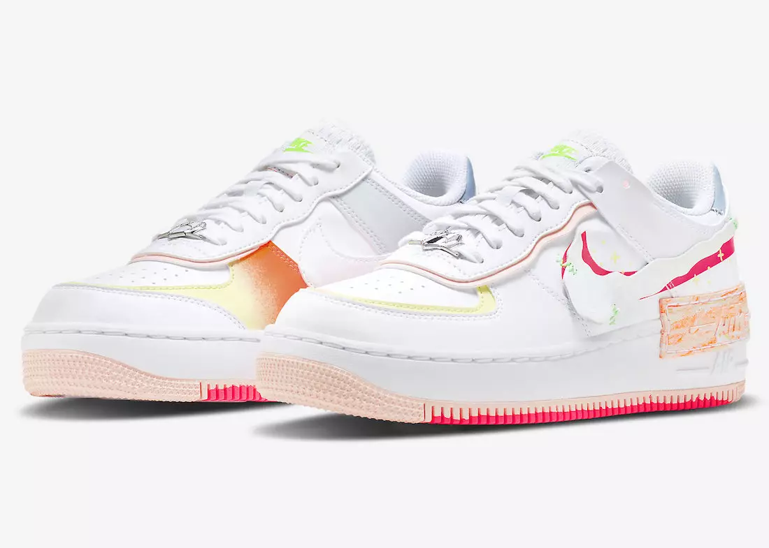 Ryškiomis spalvomis padengtas Nike Air Force 1 šešėlis su iliustruotais vidpadžiais