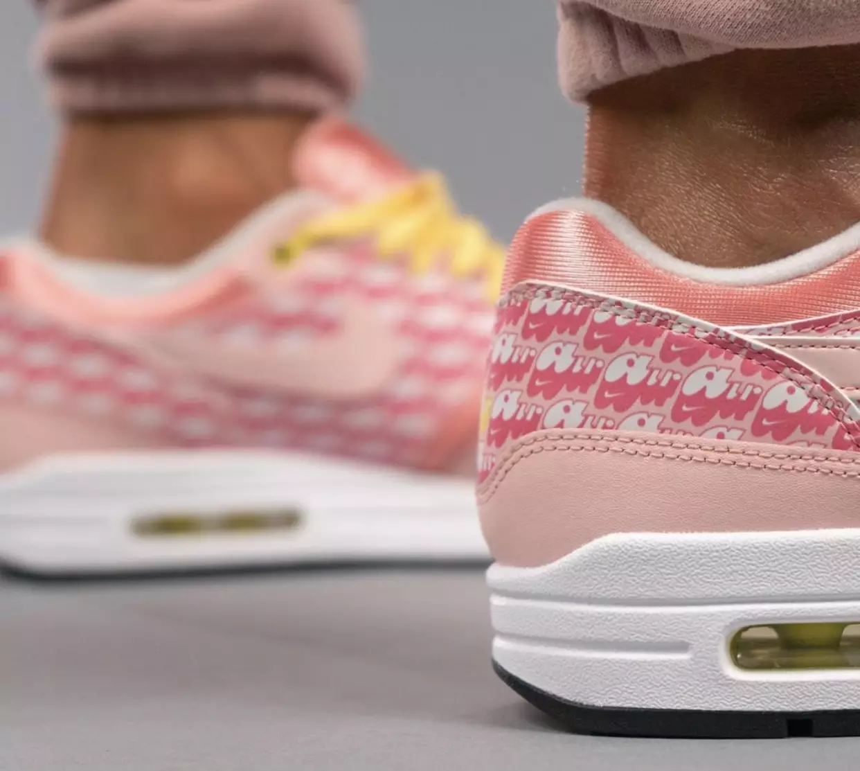 Nike Air Max 1 Strawberry Lemonade CJ0609-600 תאריך שחרור על הרגליים