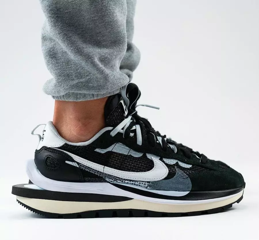sacai Nike VaporWaffle mustavalkoinen CV1363-001 julkaisupäivä jaloissa