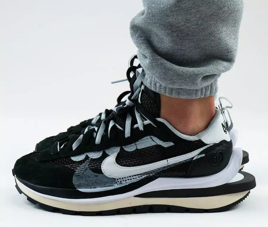sacai Nike VaporWaffle melnbalts CV1363-001 izlaišanas datums uz kājām