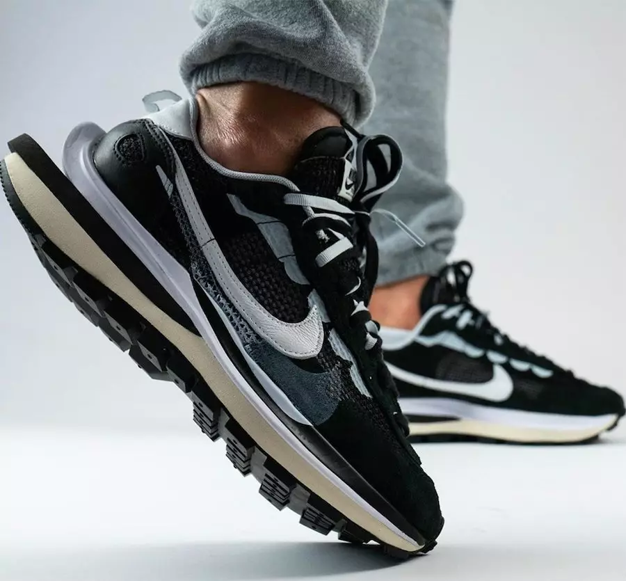 sacai Nike VaporWaffle Negre Blanc CV1363-001 Data de llançament On-Feet